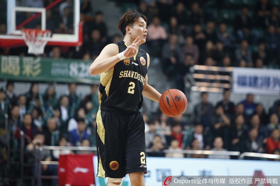 内线悍将孙喆用一记势大力沉的单手劈扣宣告了福建队在内线的存在感,他的暴力美学让整个球馆为之沸腾,彻底压制了山东队反扑的气焰。