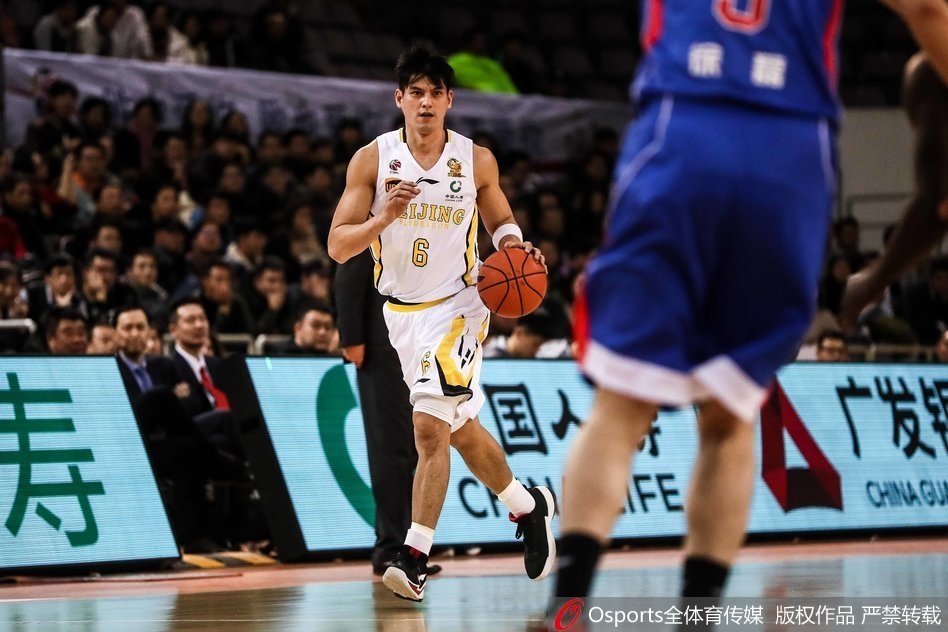 兰多夫内线强打造成犯规，肌肉碰撞间尽显篮下霸主本色