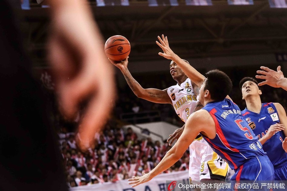 阿巴斯迎着防守强势突破，如一把尖刀直插天津队腹地