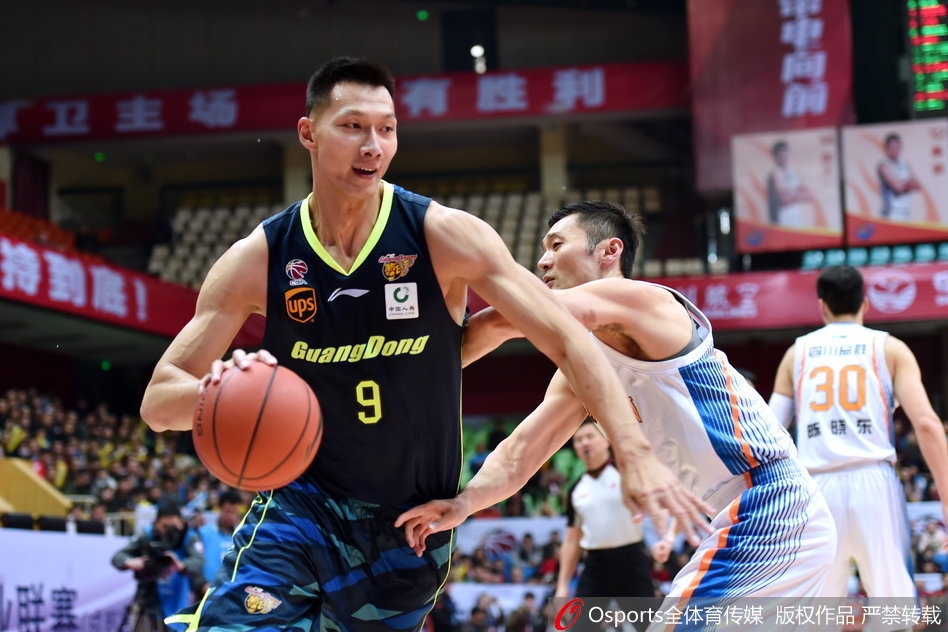 易建联在哈达迪头顶高高跃起，单手劈扣，仿佛要撕裂四川队的整条防线。