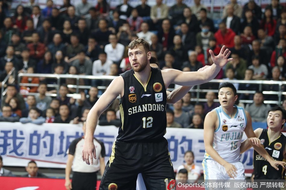 胜利的哨声吹响,福建队的球员们围成一圈,忘情庆祝这场来之不易的胜利,他们的怒吼和笑容,是篮球场上最动人的画面,也是对“哀兵必胜”的最好诠释。