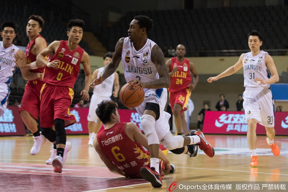 江苏队长易立持球加速突破，犹如一把尖刀直插吉林队腹地，但此役国内球员整体低迷成为败因。