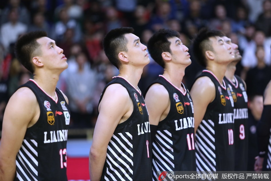 辽宁队外援哈德森面对防守悍将刘铮的贴防，果断干拔跳投三分，手起刀落，这是他全场34分表演中的一个缩影。