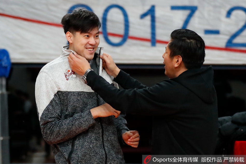 张兆旭在内线卡位要球，身后的防守球员努力顶防，两人肌肉紧绷争夺有利位置。