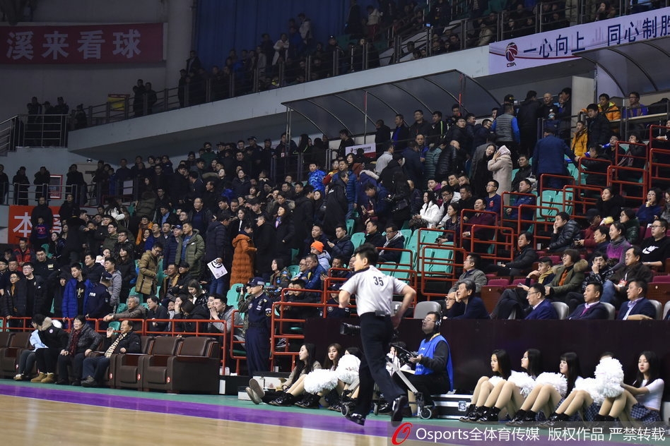 辽宁队核心后卫郭艾伦在运球突破,他脸上写满了焦急与无奈,但江苏队的防守如同铁索连舟,死死地挡住了他前进的路线,本场比赛他罕见地陷入了低迷。