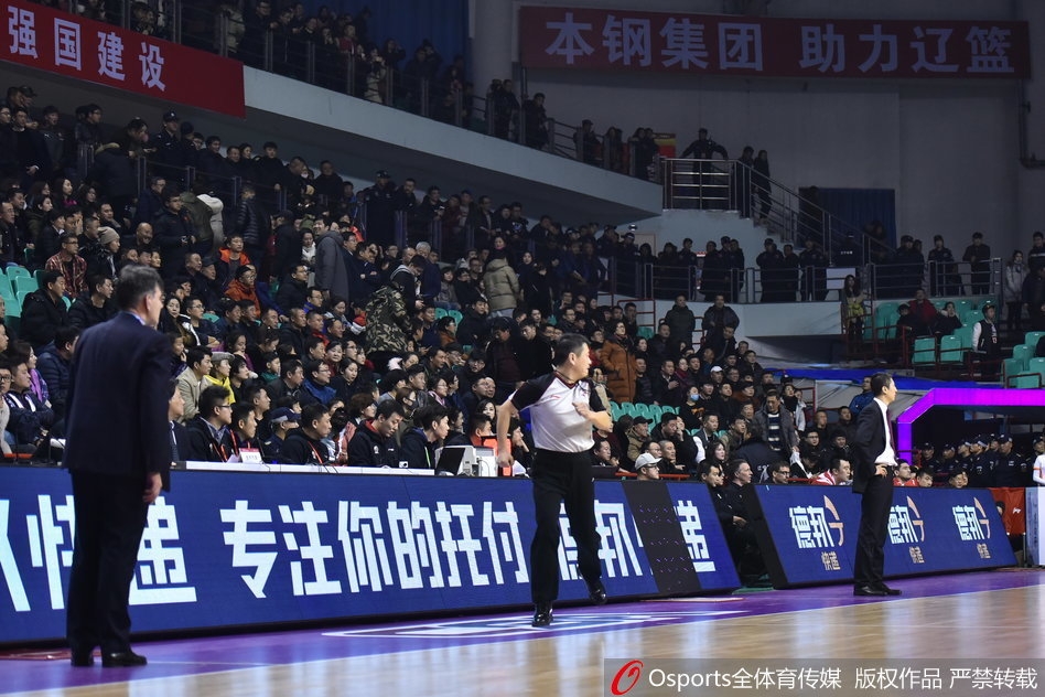 偌大的看台上,身穿红色助威服的辽宁球迷们纷纷起身,只留下空荡荡的座椅和他们还未完全展开的加油横幅,仿佛一场热闹盛宴的提前散场。