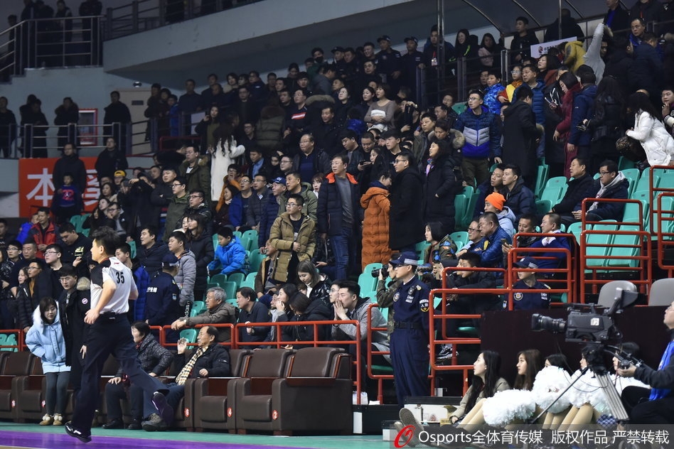 辽宁队主帅郭士强在场边焦急地指挥着比赛,眼神中透露出对场上局面的无能为力,身后的电子记分牌上,84-98的比分显得格外刺眼,宣告着五连胜的终结。