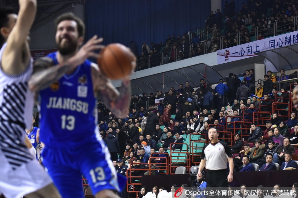 比赛尚未完全结束,但球场通道入口处,几位辽宁球迷的背影渐渐远去,他们选择了提前离场,将球场内的喧嚣和失利的苦果留在了身后,这一幕令人无限唏嘘。