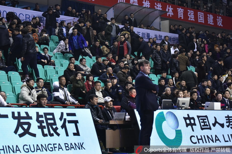 身穿白色球衣的江苏肯帝亚球员在场上积极拼抢,而辽宁队的后卫在严密防守下显得步履蹒跚,整支球队的进攻如同陷入了泥沼,毫无往日水银泻地般的流畅。