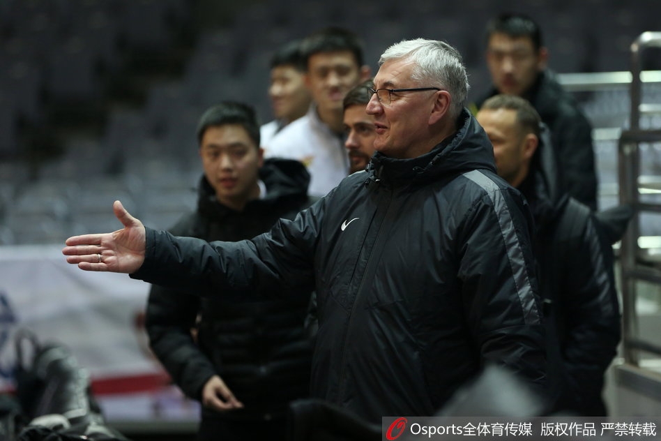 王治郅身穿黑色训练服，神情专注地给八一队年轻中锋讲解跑位路线，他用修长的手臂在空中划出战术弧线，年轻球员频频点头，眼神中透露出渴望进步的决心。