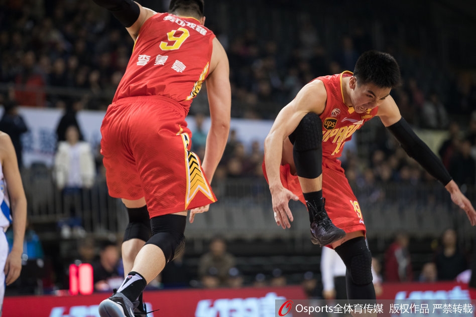 深圳队萨林杰篮下背身强打肯帝亚内线,肌肉碰撞的瞬间力量感爆棚,他此役狂砍29分13篮板,用统治级表现捍卫了禁区。