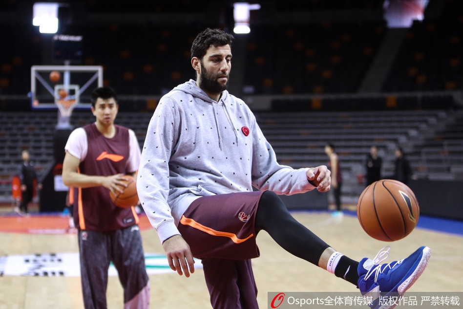 林志杰运球过半场，飘逸的球风和猎豹般的眼神依旧犀利，作为队中的老大哥，他总能在关键时刻稳住军心。