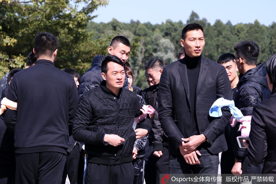 陈江华和李群在仪式上面色凝重,这些从宏远走出的国手们无论身在何处,此刻都回到了林叔身边,感激他为中国篮球输送了无数英才