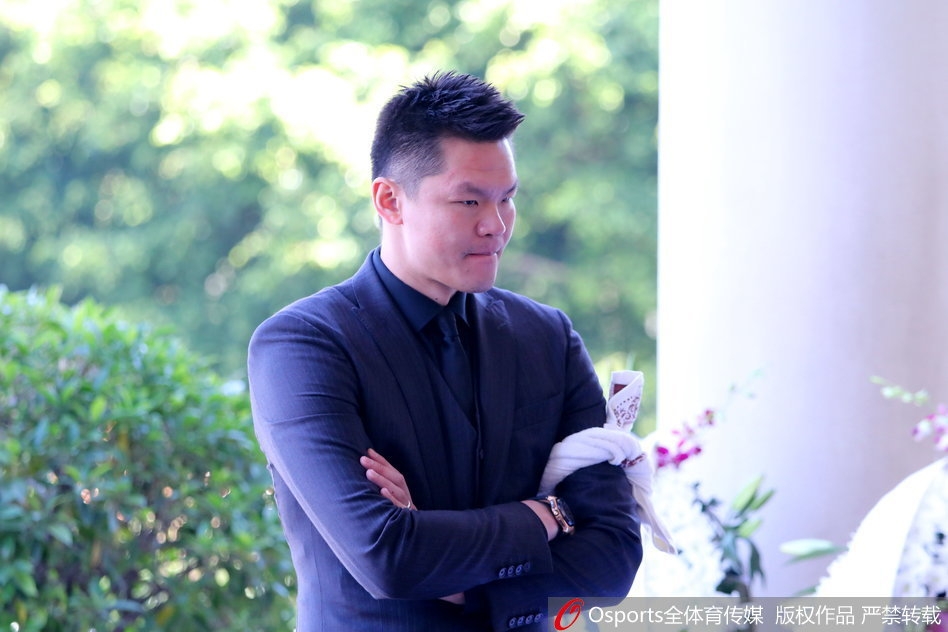 告别仪式现场摆满了社会各界敬献的花圈,朱芳雨眼神低垂,手中紧握白色的菊花,在肃穆的队伍中默默送别恩师林叔