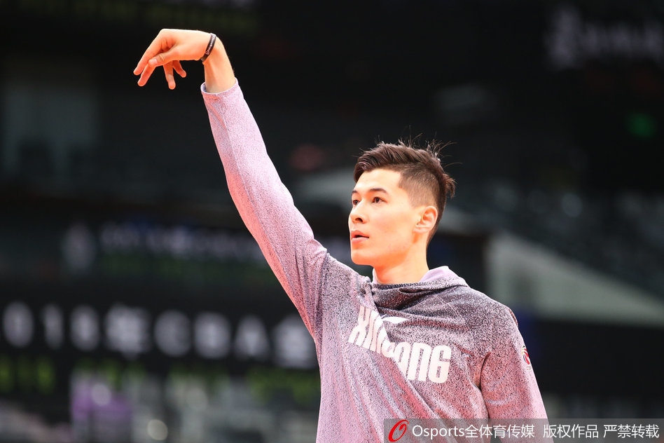 在球场中央,传奇中锋王治郅神情专注,亲自为北区新锐们比划着篮下的跑位路线,他的每一个手势都传递着丰富的比赛经验。