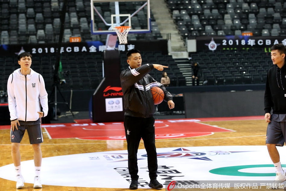 训练结束后,王治郅与胡雪峰两位昔日国家队队友在场边握手交谈,笑容满面,这一幕象征着中国篮球精神的薪火相传。