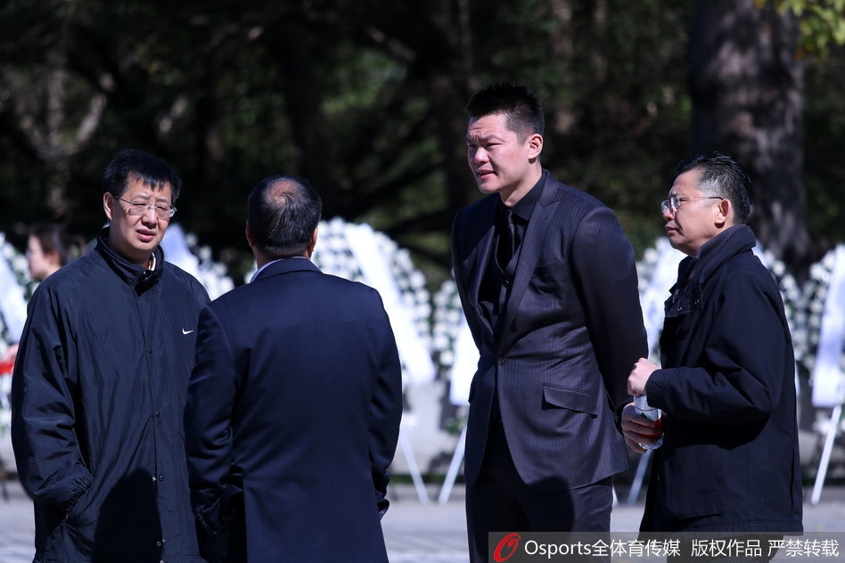 肃穆的告别大厅内,姚明身着黑色西装神情哀伤,与身旁的易建联并肩而立,共同送别他们无比敬重的中国篮球领路人林叔