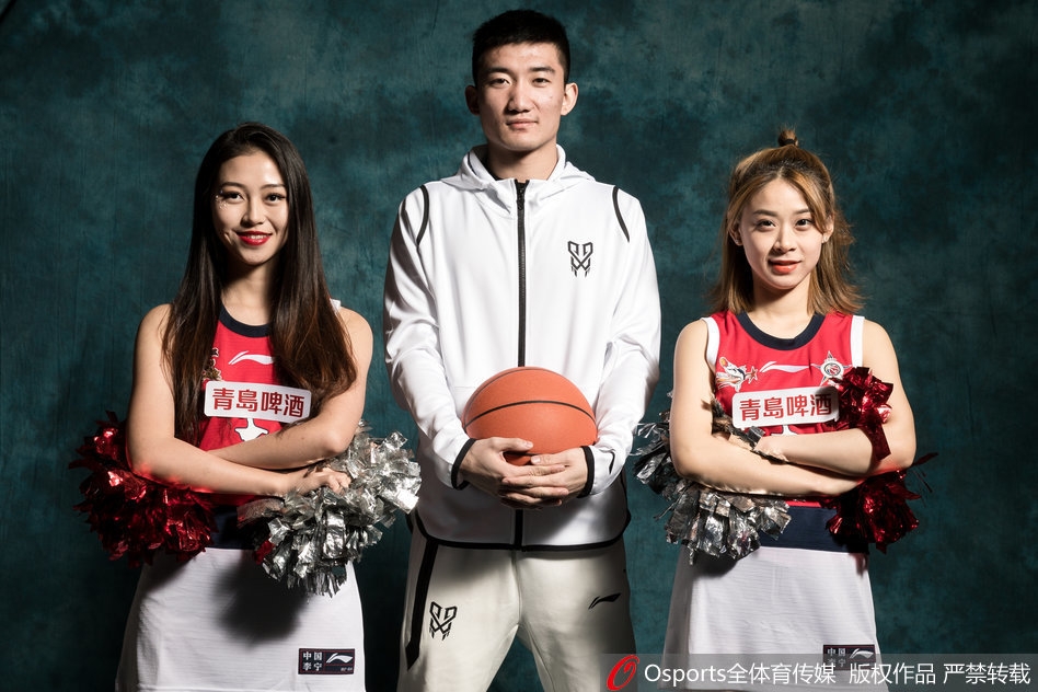 北京大学男篮的球员们身着便装亮相，王少杰站在中间神态自若，张宁眼神炯炯有神，他们代表着校园篮球的最高水平，即将向职业舞台发起强有力的冲击。