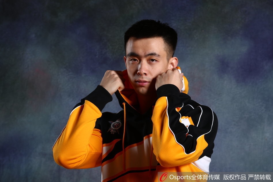 丁彦雨航双手插兜，身着长款外套，目光坚毅，彰显出“本土之王”的霸气和沉稳。