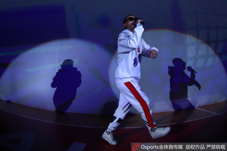 嘻哈歌手GAI戴着墨镜在深圳大运中心纵情高歌，身后的巨大CBA背景板与炫目的舞台灯光将现场气氛瞬间点燃。