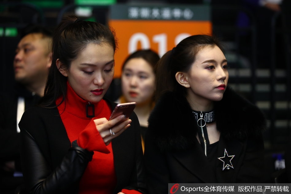 镜头拉远，可以看到“太太团”所在的看台区域，她们与周围热情的球迷融为一体，共同组成了赛场边一道靓丽而温暖的风景线。