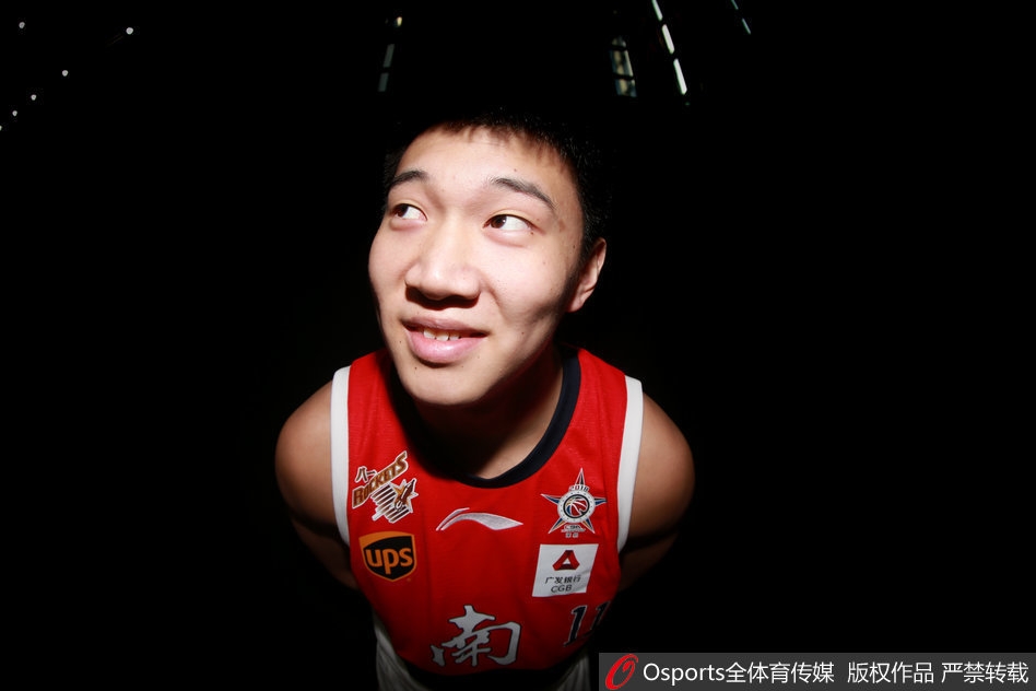 南区群星的正装全家福，球员们排排坐展现搞怪手势，背景的篮球元素凸显这是一场属于篮球的嘉年华