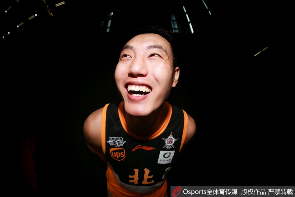 北区全明星队大合影，球员们或坐或立，在镜头前展现出各自独特的个性，整个画面充满了大家庭般的温馨与团结。