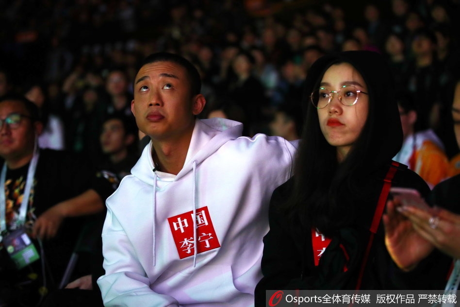 于长春在三分球大赛决赛中手起刀落,篮球划过完美弧线空心入网,他以破纪录的24分笑到最后,证明了自己“高炮台”绝非浪得虚名。