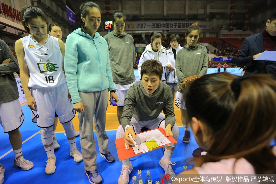 张家赫持球突破,面对山东队两人的包夹防守,她毫无惧色,眼神坚毅地寻找着传球或上篮的缝隙。