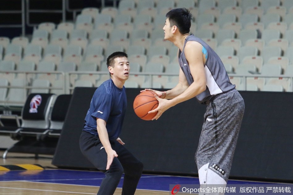 刘晓宇在助教的防守下进行持球突破练习，眼神坚定，全力冲刺试图摆脱防守，为新东家贡献全部能量