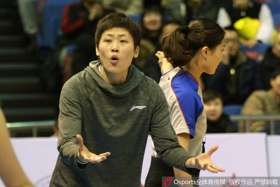 获胜一刻,大庆女篮的队员们紧紧相拥,脸上洋溢着胜利的喜悦和晋级的激动,汗水与笑容交织。