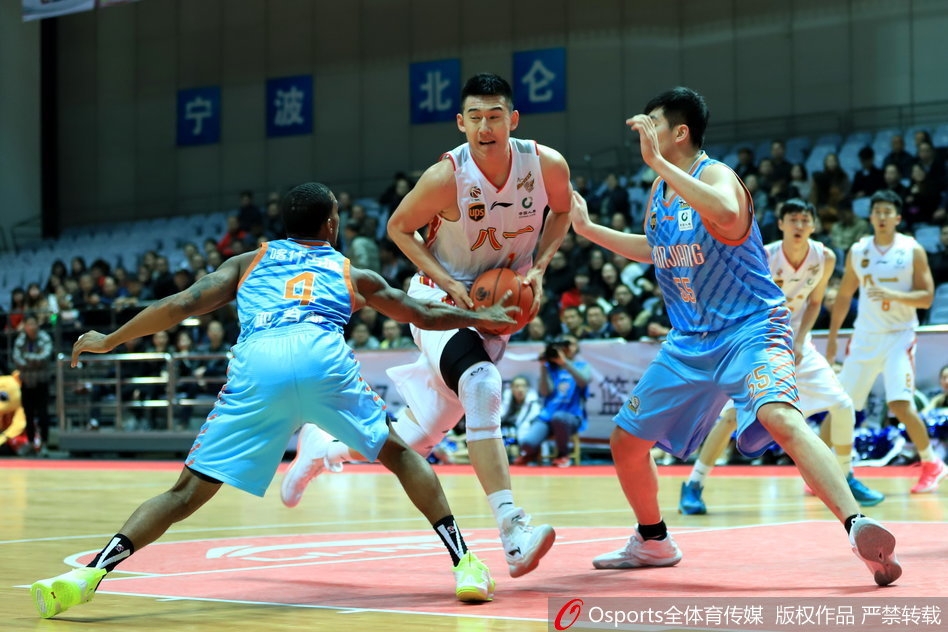 新疆队大外援利马在八一队内线高高跃起，用一记势大力沉的双手灌篮终结进攻，展现其在内线的统治力。