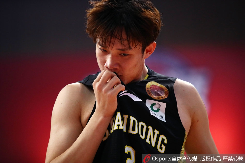 丁彦雨航在山东高速队替补席前怒吼庆祝，眼神中充满杀气，汗水浸透了他的球衣。