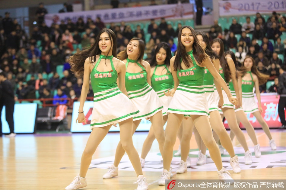 篮球宝贝们背对镜头排成一列,整齐地扬起长发,动感的马尾辫与场边闪烁的灯光交相辉映,成为赛场上一道亮丽的风景线。