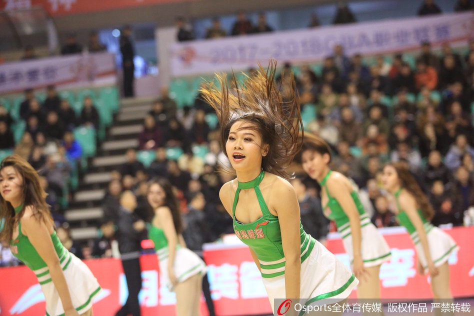 热舞结束后,篮球宝贝们在场地中央聚集,摆出结束造型,她们身后的LED广告屏与她们青春洋溢的身影共同定格了这场比赛的精彩瞬间。