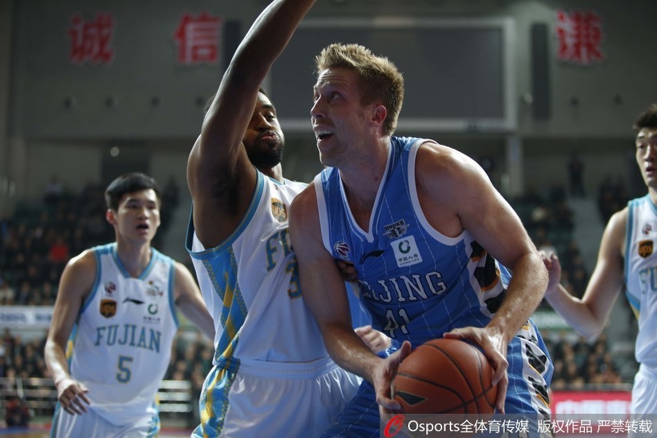 福建队孙喆与北京队王骁辉为了争夺球权双双倒地，拼尽全力展现竞技体育的残酷与魅力