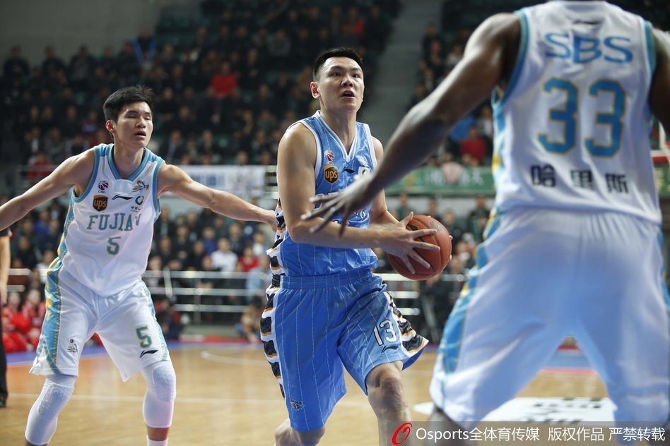 福建射手赵泰隆如离弦之箭般突破，北京队王骁辉紧随其后试图封盖