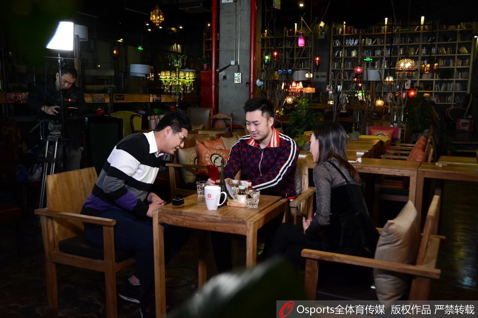 节目录制结束后,睢冉与帅气的主持人蒲泽并肩而立,两人对着镜头比出大拇指,笑容灿烂,仿佛在预示着山东男篮即将迎来的胜利曙光。