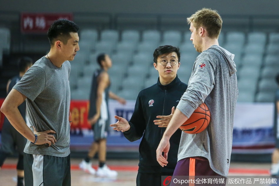 角球混战中双方球员高高跃起，身体对抗中肌肉紧绷，头球争顶的瞬间展现出力量与渴望