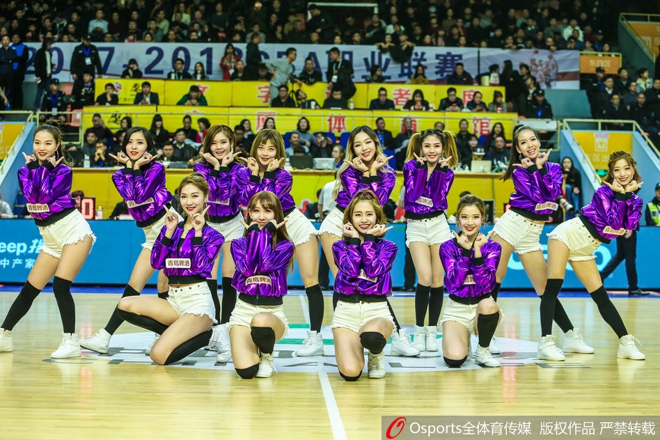 足球划过一道弧线直奔球门,守门员飞身扑救的身影与看台上沸腾的人浪,共同构成了这个决定胜负的紧张时刻。