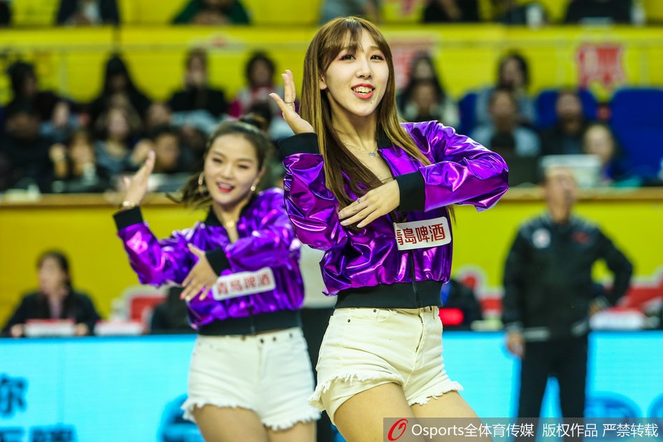 在千分之一秒的抉择中,摄影师用镜头凝固了运动员腾空而起的瞬间,肌肉线条在灯光下闪耀着雕塑般的光泽。