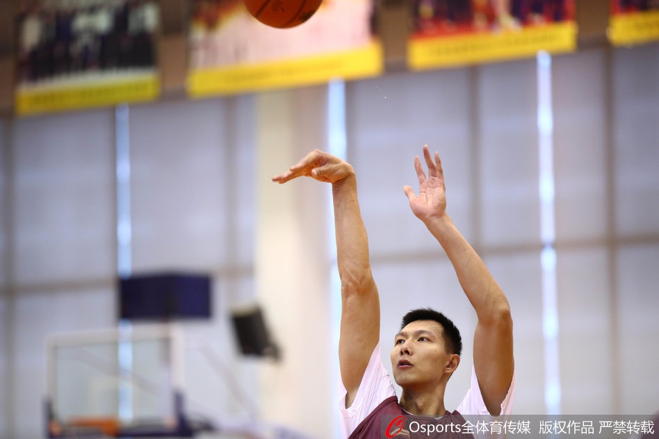 主帅尤纳斯双手抄兜在场边若有所思，眼神深邃地盯着战术板，仿佛正在绘制克敌制胜的蓝图。