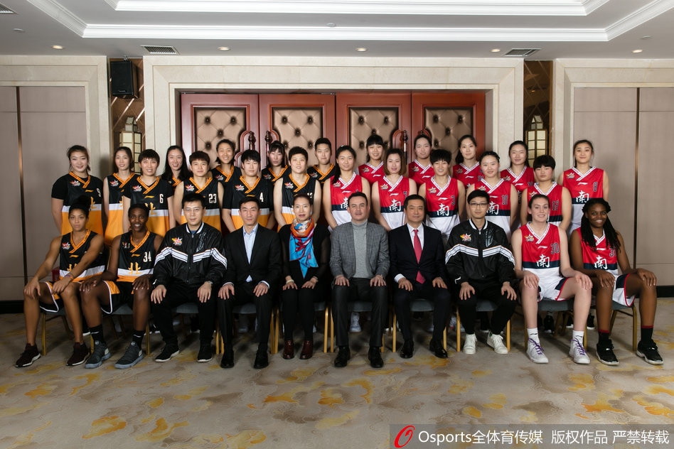 南方队队员露雯如一道红色闪电突破防线，面对北区高大球员的补防，她毫无惧色，在空中拉杆上篮，身体舒展得像一只飞翔的凤凰，这一刻，她是全场最耀眼的明星。