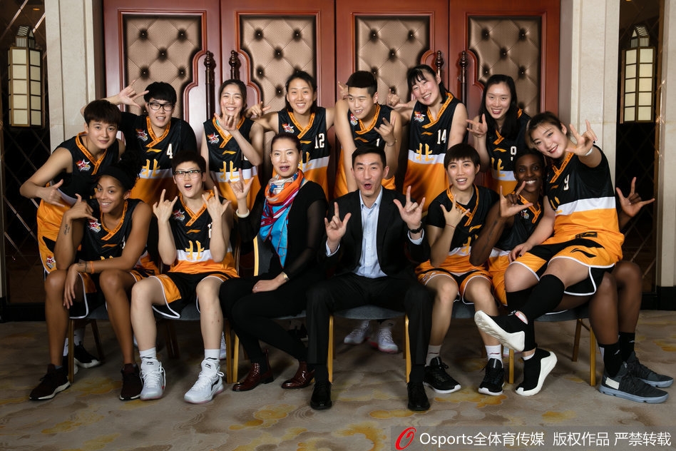 南北明星队的巾帼英雄们站成数排，在镜头前留下了一张象征着友谊与荣耀的全家福，每个人的脸上都洋溢着自信灿烂的笑容，仿佛在告诉世界，这一刻属于中国女篮。