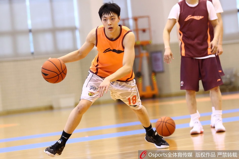 宏远灵魂易建联在训练中目光如炬，专注瞄准篮筐，每一次出手都透着杀气与自信。