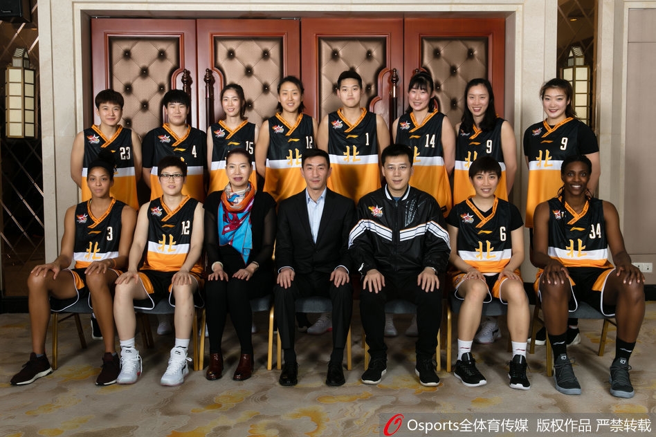 裁判的哨声即将吹响，南北两队的首发五虎在场地中央严阵以待，她们目光如炬，紧紧盯着即将升空的篮球，这紧张又神圣的跳球瞬间，预示着一场精彩对决即将上演。