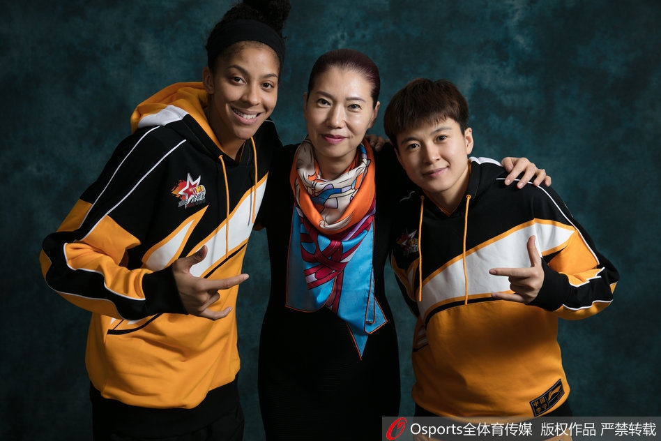 北区全队集结，姑娘们身着统一的白红配色外套，或坐或立，在摄影棚内排开阵型。邵婷与队友们轻松交谈，背景的纯色布景更加凸显出这支队伍在比赛前的松弛与团结，一种无形的化学反应在空气中流动。