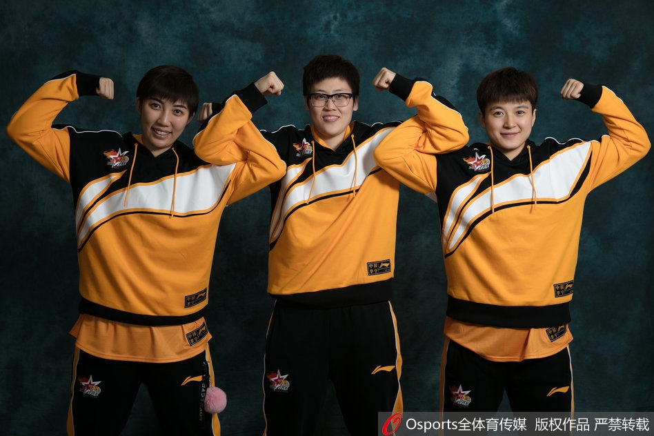 沈部女篮后卫金佳宝独自出镜，她留着干练的短发，眼神凝视前方。身穿的白色运动外套衬托出她清秀的面庞，然而眼神中却透着一股要在全明星赛场上穿针引线、掌控全局的果决。