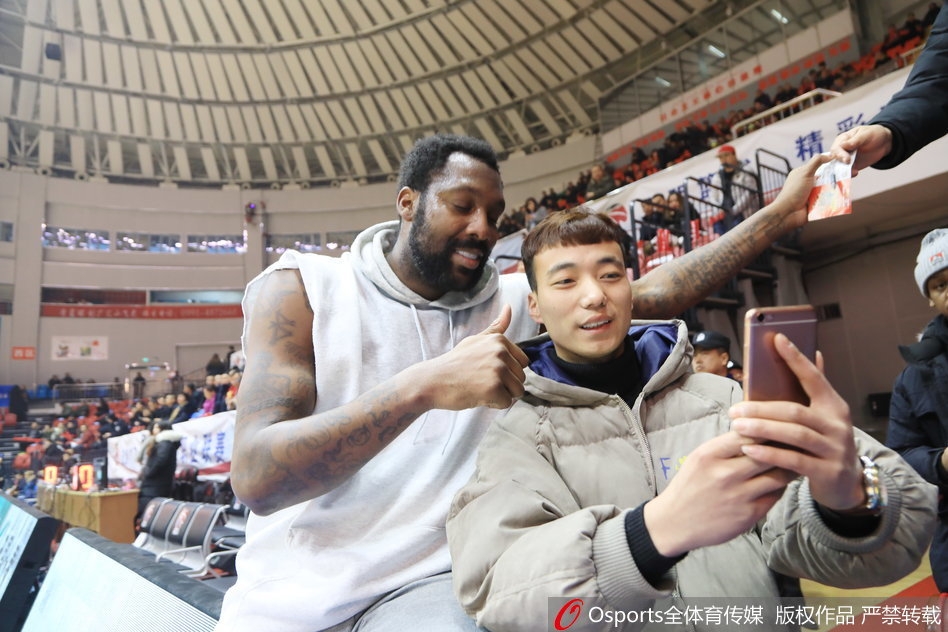 比赛结束,布莱切在球员通道内被球迷团团围住,他依然耐心地满足着大家的签名请求,场面热烈而有序。