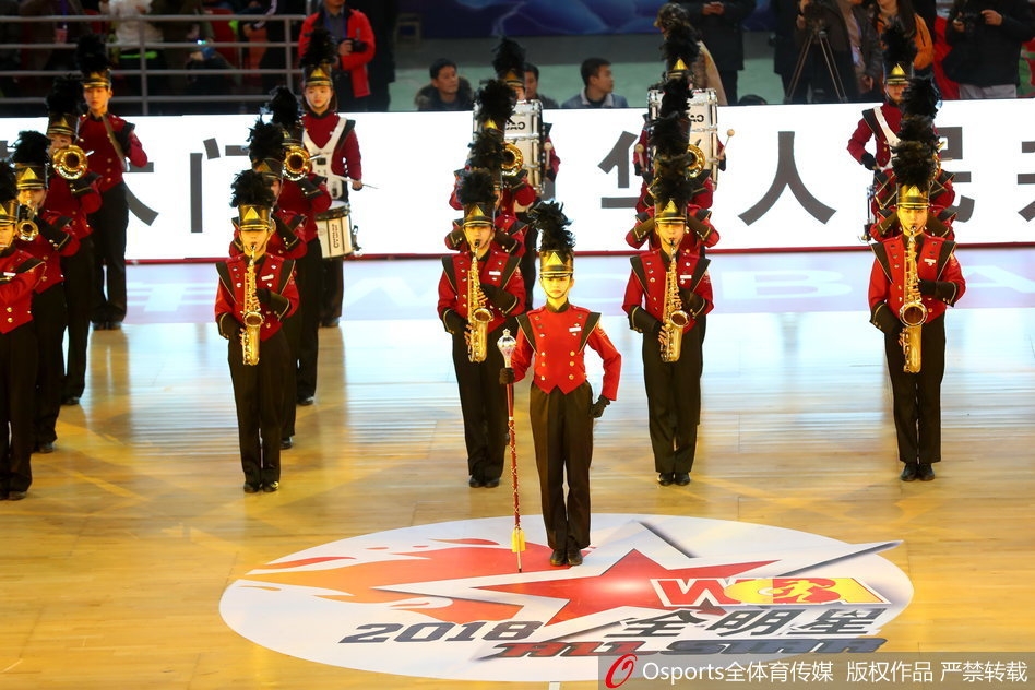南区与北区的女篮姑娘们身着色彩鲜明的训练服,在场上积极跑动、拼抢,笑容洋溢在每个人脸上,对抗中充满了友谊的温情。